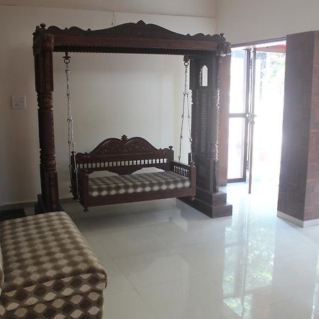 Royale Inn Vapi Exterior foto